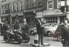 22.04.1956, Londyn, Wielka Brytania.
Policjanci pilnujący manifestacji Polonii brytyjskiej i fotoreporterzy oraz kamerzyści ją uwieczniający. 
Fot. NN, Studium Polski Podziemnej w Londynie