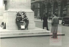 22.04.1956, Londyn, Wielka Brytania.
Po manifestacji Polonii brytyjskiej przeciw pozostawaniu Polski w radzieckiej strefie wpływów. Pomnik, pod którym zostały złożone kwiaty. 
Fot. NN, Studium Polski Podziemnej w Londynie