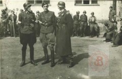 Sierpień 1944, Warszawa. 
Powstanie warszawskie. Żołnierze 3 Batalionu Pancernego Armii Krajowej. W środku stoi dowódca kapitan Stefan Golędzinowski. Obok niego polscy żołnierze w niemieckich hełmach. 
Fot. NN, Studium Polski Podziemnej w Londynie
