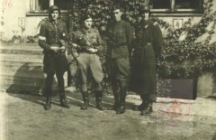 Sierpień 1944, Warszawa. 
Powstanie warszawskie. Żołnierze 3 Batalionu Pancernego Armii Krajowej. Drugi od prawej stoi dowódca kapitan Stefan Golędzinowski. 
Fot. NN, Studium Polski Podziemnej w Londynie