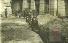 Sierpień 1944, Warszawa. 
Powstanie warszawskie. Żołnierze 3 Batalionu Pancernego Armii Krajowej schodzą do okopu prowadzeni przez dowódcę kapitana Stefana Golędzinowskiego. 
Fot. NN, Studium Polski Podziemnej w Londynie