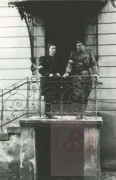 Sierpień 1944, Warszawa. 
Powstanie warszawskie. Dowódca 3 Batalionu Pancernego Armii Krajowej kapitan Stefan Golędzinowski stoi na schodach obok członkini oddziału. 
Fot. NN, Studium Polski Podziemnej w Londynie