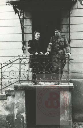 Sierpień 1944, Warszawa. 
Powstanie warszawskie. Dowódca 3 Batalionu Pancernego Armii Krajowej kapitan Stefan Golędzinowski stoi na schodach obok członkini oddziału. 
Fot. NN, Studium Polski Podziemnej w Londynie