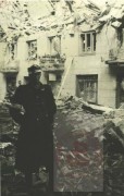 Sierpień-Październik 1944, Warszawa. 
Powstanie warszawskie. Żołnierz Armii Krajowej stoi przy gruzach na ulicy Kruczej. 
Fot. NN, Studium Polski Podziemnej w Londynie