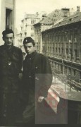 Sierpień-Październik 1944, Warszawa. 
Dwóch żołnierzy Armii Krajowej podczas powstania warszawskiego. 
Fot. NN, Studium Polski Podziemnej w Londynie