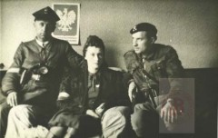 Sierpień-Październik 1944, Warszawa. 
Powstanie warszawskie. Żołnierze z 3 Batalionu Pancernego Armii Krajowej. Pierwszy z prawej dowódca kapitan Stefan Golędzinowski. 
Fot. NN, Studium Polski Podziemnej w Londynie