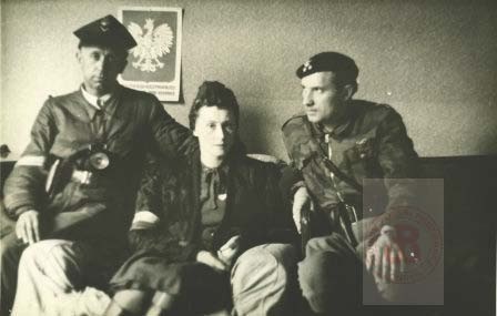 Sierpień-Październik 1944, Warszawa. 
Powstanie warszawskie. Żołnierze z 3 Batalionu Pancernego Armii Krajowej. Pierwszy z prawej dowódca kapitan Stefan Golędzinowski. 
Fot. NN, Studium Polski Podziemnej w Londynie