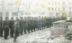 Sierpień 1944, Warszawa. 
Powstańcy warszawscy podczas apelu. 
Fot. NN, Studium Polski Podziemnej w Londynie