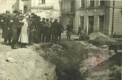 Sierpień 1944, Warszawa. 
Powstanie warszawskie. Żołnierze 3 Batalionu Pancernego Armii Krajowej na zbiórce przy lejach po bombach. 
Fot. NN, Studium Polski Podziemnej w Londynie