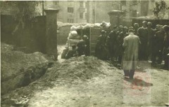 Sierpień-Październik 1944, Warszawa. 
Powstanie warszawskie. Żołnierze 3 Batalionu Pancernego Armii Krajowej przy okopie. 
Fot. NN, Studium Polski Podziemnej w Londynie