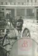 Sierpień-Październik 1944, Warszawa. 
Powstańcy warszawscy przy budynku PASTY. 
Fot. NN, Studium Polski Podziemnej w Londynie