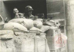 Sierpień-Październik 1944, Warszawa. 
Żołnierze Armii Krajowej na pozycji na barykadzie podczas powstania warszawskiego. 
Fot. NN, Studium Polski Podziemnej w Londynie