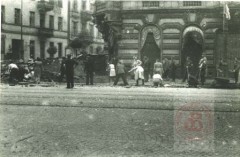 Sierpień-Październik 1944, Warszawa. 
Budowa barykady podczas powstania warszawskiego. 
Fot. NN, Studium Polski Podziemnej w Londynie