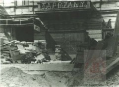 Sierpień-Październik 1944, Warszawa. 
Barykada wzniesiona podczas powstania warszawskiego. 
Fot. NN, Studium Polski Podziemnej w Londynie