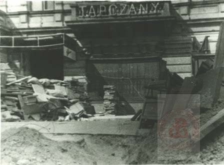 Sierpień-Październik 1944, Warszawa. 
Barykada wzniesiona podczas powstania warszawskiego. 
Fot. NN, Studium Polski Podziemnej w Londynie