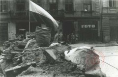 Sierpień-Październik 1944, Warszawa. 
Barykada z polską flagą wzniesiona podczas powstania warszawskiego. 
Fot. NN, Studium Polski Podziemnej w Londynie