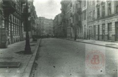 Sierpień-Październik 1944, Warszawa. 
Warszawska ulica podczas powstania warszawskiego. W głębi widać barykadę. 
Fot. NN, Studium Polski Podziemnej w Londynie