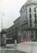 Sierpień 1944, Warszawa.
Barykady z tramwajów na ulicy Marszałkowskiej (róg Wilczej). 
Fot. NN, Studium Polski Podziemnej w Londynie