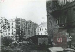 Sierpień-Październik 1944, Warszawa.
Barykady na placu podczas powstania warszawskiego. 
Fot. NN, Studium Polski Podziemnej w Londynie