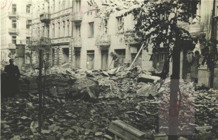 Sierpień-Październik 1944, Warszawa.
Barykady podczas powstania warszawskiego. 
Fot. NN, Studium Polski Podziemnej w Londynie