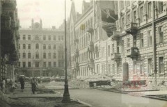 Sierpień-Wrzesień 1944, Warszawa. 
Widok ul. Skorupki w kierunku Marszałkowskiej. U jej zakończenia barykada. 
Fot. NN, Studium Polski Podziemnej w Londynie