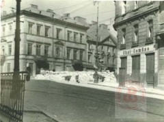 Sierpień-Październik 1944, Warszawa.
Barykada na ulicy podczas powstania warszawskiego. 
Fot. NN, Studium Polski Podziemnej w Londynie