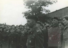 Maj 1945, Oberlangen, Niemcy.
Naczelny Wódz Wojska Polskiego generał Tadeusz Bór-Komorowski w wyzwolonym obozie jenieckim, gdzie przebywały uczestniczki powstania warszawskiego. Na drugim planie trzeci od prawej generał Stanisław Maczek. 
Fot. NN, Studium Polski Podziemnej w Londynie