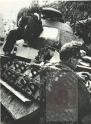 2-11.08.1944, Warszawa.
Powstańcy warszawscy na zdobytym czołgu Pz.Kpfw. V „Panther” Ausf. G. 
Fot. NN, Studium Polski Podziemnej w Londynie