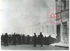 Sierpień 1944, Warszawa.
Budowanie barykady na Woli. 
Fot. NN, Studium Polski Podziemnej w Londynie