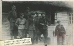 1944, Starynki k. Iwieńca 
Dowództwo dywizjonu 23 Pułk Ułanów Grodzieńskich w Puszczy Nalibockiej 
Fot. NN, Studium Polski Podziemnej w Londynie