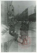 Sierpień-Październik 1944, Warszawa. 
Mali powstańcy warszawscy trzymający flagę Stanów Zjednoczonych. 
Fot. NN, Studium Polski Podziemnej w Londynie