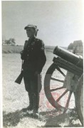 1945, Niemcy.
Żołnierz Brygady Świętokrzyskiej Narodowych Sił Zbrojnych na posterunku przy armacie. 
Fot. NN, Studium Polski Podziemnej w Londynie