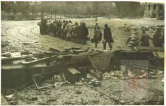 Październik 1944, Warszawa. 
Ludność polska wysiedlona do Pruszkowa po powstaniu warszawskim. 
Fot. NN, Studium Polski Podziemnej w Londynie