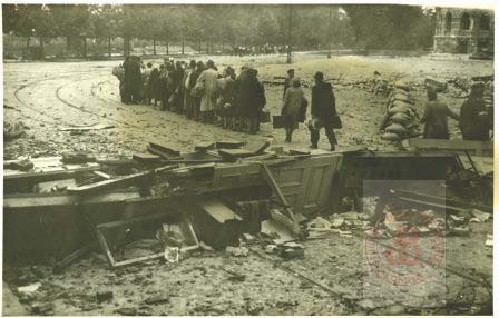 Październik 1944, Warszawa. 
Ludność polska wysiedlona do Pruszkowa po powstaniu warszawskim. 
Fot. NN, Studium Polski Podziemnej w Londynie