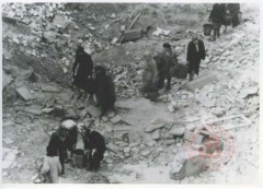 Luty-Marzec 1945, Warszawa.
Powrót do zrujnowanego miasta po wyzwoleniu. 
Fot. NN, Studium Polski Podziemnej w Londynie