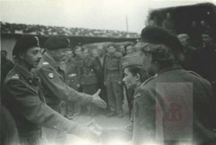 Maj 1945, Oberlangen, Niemcy.
Naczelny Wódz Wojska Polskiego generał Tadeusz Bór-Komorowski w wyzwolonym obozie jenieckim, gdzie przebywały uczestniczki powstania warszawskiego. Na drugim planie generał Stanisław Maczek. 
Fot. NN, Studium Polski Podziemnej w Londynie
