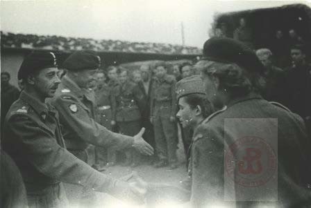 Maj 1945, Oberlangen, Niemcy.
Naczelny Wódz Wojska Polskiego generał Tadeusz Bór-Komorowski w wyzwolonym obozie jenieckim, gdzie przebywały uczestniczki powstania warszawskiego. Na drugim planie generał Stanisław Maczek. 
Fot. NN, Studium Polski Podziemnej w Londynie