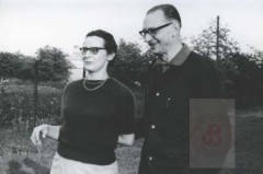 1982, brak miejsca.  
Władysław Bartoszewski po zwolnieniu z internowania z żoną Zofia Bartoszewską. 
Fot. NN, Studium Polski Podziemnej w Londynie