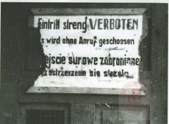 1945, Warszawa. 
Tabliczka o zakazie wstępu w języku niemieckim i polskim. 
Fot. NN, Studium Polski Podziemnej w Londynie