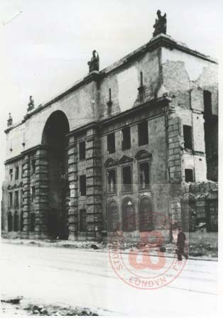 1945, Warszawa. 
Ruiny budynku byłego Ministerstwa Spraw Wojskowych przy ulicy 6 Sierpnia (obecnie Nowowiejska). 
Fot. NN, Studium Polski Podziemnej w Londynie