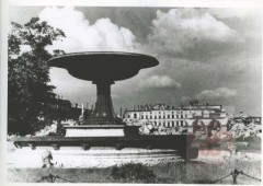 1945, Warszawa. 
Ocalała fontanna w Parku Saskim. W tle ruiny Pałacu Saskiego. 
Fot. NN, Studium Polski Podziemnej w Londynie