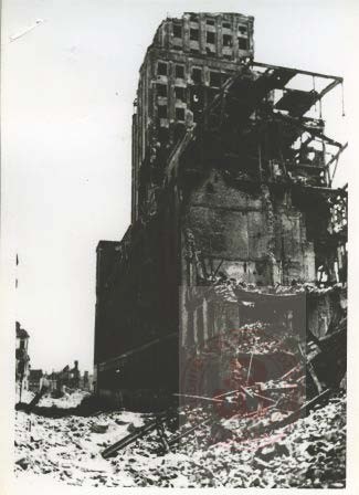 1945, Warszawa. 
Prudential (przed wojną siedziba angielskiego Towarzystwa Ubezpieczeń „Prudential”) po pożarze. Widok od strony ulicy Świętokrzyskiej.
Fot. NN, Studium Polski Podziemnej w Londynie