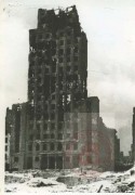 1945, Warszawa. 
Prudential (przed wojną siedziba angielskiego Towarzystwa Ubezpieczeń „Prudential”) po pożarze. Widok od strony ulicy Świętokrzyskiej i placu Napoleona.
Fot. NN, Studium Polski Podziemnej w Londynie
