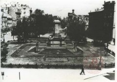 1945, Warszawa. 
Pusty cokół po pomniku Adama Mickiewicza zdemontowanym przez Niemców w 1942. Widok z ulicy Krakowskie Przedmieście. 
Fot. NN, Studium Polski Podziemnej w Londynie