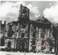 1945, Warszawa. 
Ruiny Pałacu Jabłonowskich, pełniącego funkcję ratusza warszawskiego przy ulicy Senatorskiej 14/16. 
Fot. NN, Studium Polski Podziemnej w Londynie