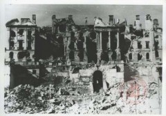 1945, Warszawa. 
Ruiny budynku Powszechnej Kasy Oszczędności przy ulicy Brzozowej. 
Fot. NN, Studium Polski Podziemnej w Londynie