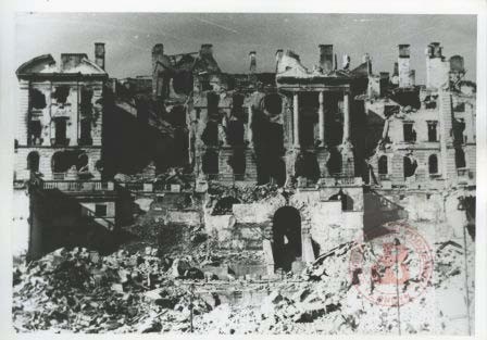 1945, Warszawa. 
Ruiny budynku Powszechnej Kasy Oszczędności przy ulicy Brzozowej. 
Fot. NN, Studium Polski Podziemnej w Londynie