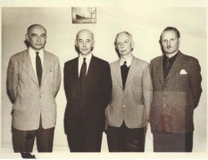 1945-1966, Wielka Brytania.
Spotkanie byłych oficerów Armii Krajowej. Od lewej: pułkownik Kazimierz Iranek-Osmecki, generał Tadeusz Bór-Komorowski, major Przemysław Kraczkiewicz, Paweł Hęciak. 
Fot. NN, Studium Polski Podziemnej w Londynie