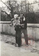 1939-1944, Warszawa.
Mężczyzna z rannym chłopcem.
Fot. NN, Studium Polski Podziemnej w Londynie