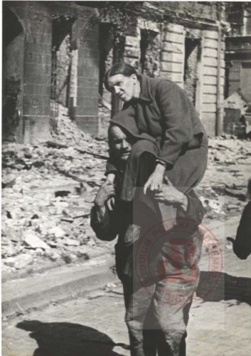 Październik 1944, Warszawa. 
Ewakuacja ludności cywilnej po kapitulacji powstania warszawskiego. Mężczyzna niesie ranną.
Fot. NN, Studium Polski Podziemnej w Londynie